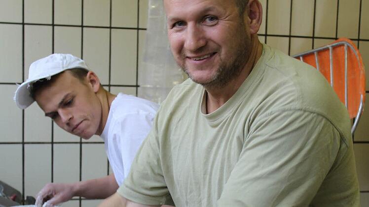 Holger Murk knetet jeden Tag seine Zukunft. Früher hat der Bäcker noch Lehrlinge ausgebildet. Foto: C. Schmitt