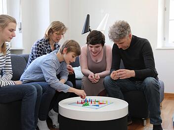 Ein Jahr lang studiert die schottische Studentin Sinea (2. von rechts) in Deutschland. Mit Patenfamilie Albrecht hat sie schon viel unternommen. Ob Spieleabend oder gemeinsam Kochen.  Fotos: Matthias Hoch