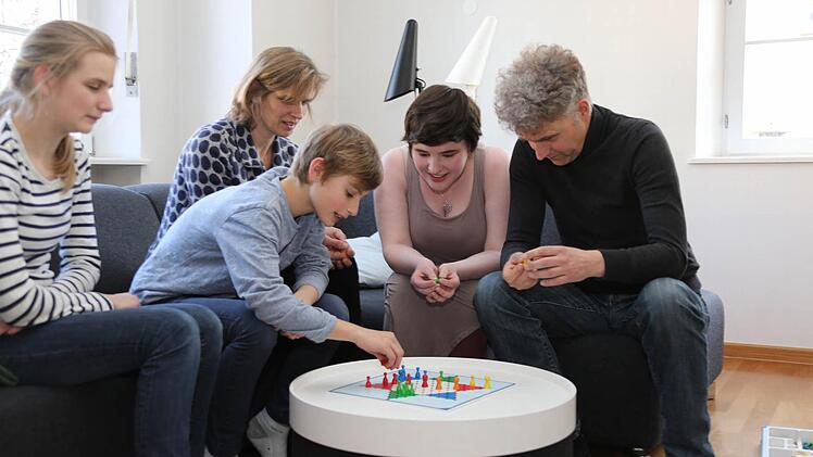 Ein Jahr lang studiert die schottische Studentin Sinea (2. von rechts) in Deutschland. Mit Patenfamilie Albrecht hat sie schon viel unternommen. Ob Spieleabend oder gemeinsam Kochen.  Fotos: Matthias Hoch