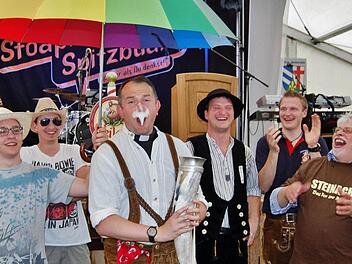 Pfarrer Michael Kubatko (Mitte) als Schirmherr des Steinacher Pfingstfestes 2014, umringt von Mitgliedern des Heimatvereins und Bürgermeister Wolfgang Back (rechts). Fotos: Sigismund von Dobschütz