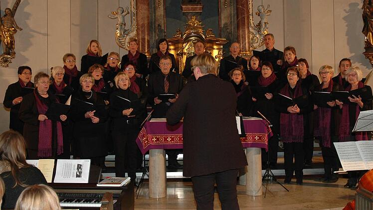 Ein tief beeindruckendes Adventskonzert boten die vier Chöre des Gesangvereins Eintracht Wonfurt und verschiedene Instrumentalisten unter der Gesamtleitung von Waltraud Hellwig in der Pfarrkirche Wonfurt. Unser Bild zeigt den gemischten Chor mit Chorleiterin Waltraud Hellwig. Foto: Ulrike Langer