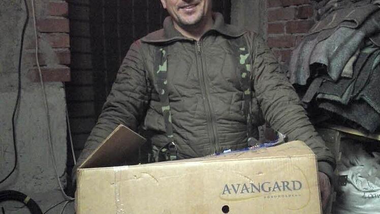 Ein Soldat mit einem Spendenkarton aus Deutschland Foto: privat