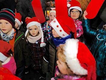 Die Kindergartenkinder traten jüngst beim Adventsmarkt auf.  Foto: Gerd Schaar