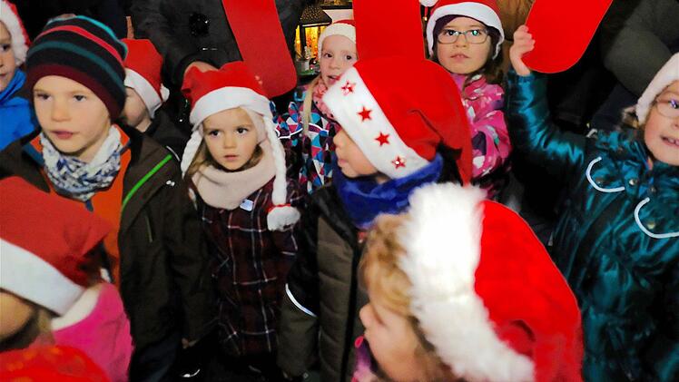 Die Kindergartenkinder traten jüngst beim Adventsmarkt auf.  Foto: Gerd Schaar