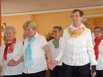 Die Damentanzgruppe bei ihrem Auftritt im Saal des Betreuten Wohnens St. Michael anlässlich der Maifeier.  Foto: Anneliese Albert