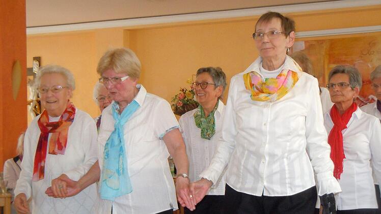 Die Damentanzgruppe bei ihrem Auftritt im Saal des Betreuten Wohnens St. Michael anlässlich der Maifeier.  Foto: Anneliese Albert