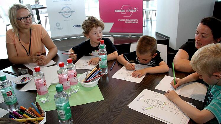 Viele Puma-Mitarbeiterinnen hatten sich als "Kritzelpaten" zur Verfügung gestellt. Foto: Richard Sänger