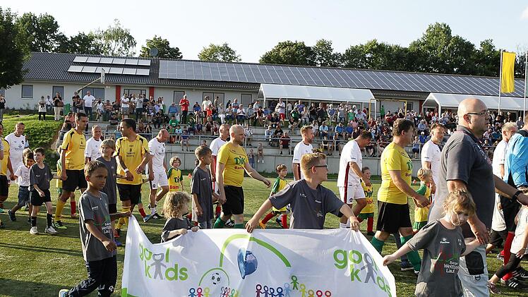 50 Einlaufkinder begleiteten die beiden Mannschaften vor dem Anpfiff aufs Feld.