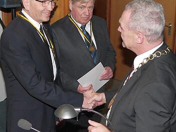 Nach ihrem Ausscheiden aus dem Vorstand des Museums- und Heimatvereins sind Uwe Scheler und Horst Gundel von Oberbürgermeister Frank Rebhan (von links) mit goldenen Stadtmedaille ausgezeichnet worden.