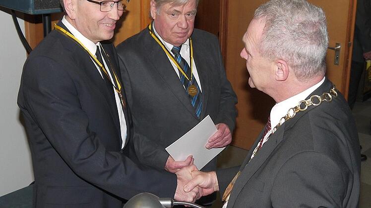 Nach ihrem Ausscheiden aus dem Vorstand des Museums- und Heimatvereins sind Uwe Scheler und Horst Gundel von Oberbürgermeister Frank Rebhan (von links) mit goldenen Stadtmedaille ausgezeichnet worden.