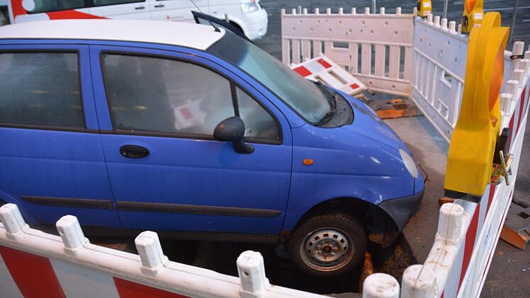 Hindernis zu spät erkannt: Kulmbacher landete mit seinem Auto in einer Baugrube. Foto: Dagmar Besand