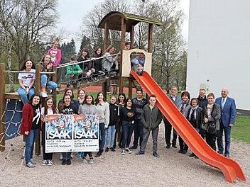 Seit Sonntag sind 82 Mitwirkende in Stockheim dabei, um mit der gesamten Crew das Adonia-Musical "Isaak" einzustudieren. Am Mittwoch wird es um 19.30 Uhr in der Neukenrother Zecherhalle starten. Das Bild zeigt den Nachwuchs aus der Region mit einigen der regionalen Verantwortlichen (rechts) und Campleiterin Bianca Amann. Foto: Rainer Glissnik