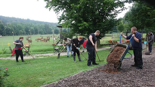 &Uuml;ber 100 Freiwillige kamen in den Wildpark Tambach, um nach dem Starkregen beim Aufr&auml;umen zu helfen.