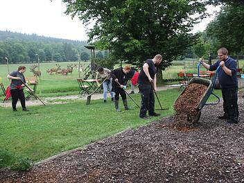 Über 100 Freiwillige kamen in den Wildpark Tambach, um nach dem Starkregen beim Aufräumen zu helfen.