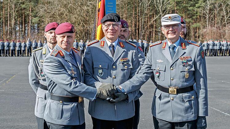 Generalmajor Olaf Rohde (Mitte) übergibt das Kommando über die Infanterieschule von Brigadegeneral Michael Matz (rechts) an Brigadegeneral Andreas Steinhaus (links).