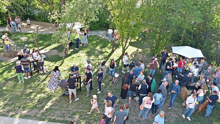 Unter schattigen Bäumen genossen die zahlreichen Besucher den Stadtsommer im Caritasgarten.