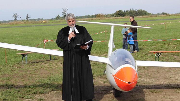 Pfarrer Axel dachte über das Fliegen noch.