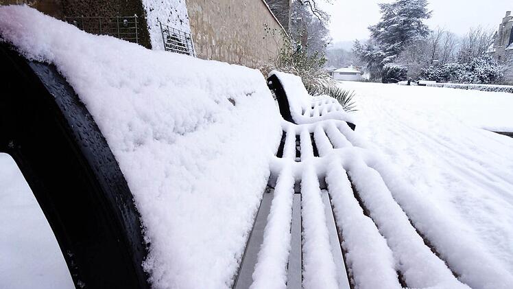 Verschneite Bank im Kleinen Rosengarten: Winterimpressionen aus CoburgFoto: Jochen Berger