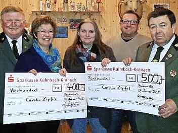 Spendenübergabe mit (v. r.): Erster Schützenmeister Harald Scherbel, Jürgen Zipfel (Carolines Vater), Caroline Zipfel, Angela Jungkunz (Kreativkreis Weißenbrunn) und Dritter Schützenmeister Reinhold Heinlein vom Schützenverein Förtschendorf Foto: privat
