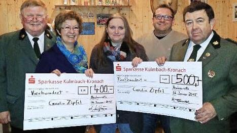 Spendenübergabe mit (v. r.): Erster Schützenmeister Harald Scherbel, Jürgen Zipfel (Carolines Vater), Caroline Zipfel, Angela Jungkunz (Kreativkreis Weißenbrunn) und Dritter Schützenmeister Reinhold Heinlein vom Schützenverein Förtschendorf Foto: privat