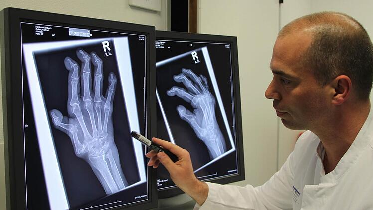 Neuer Schwerpunkt am Klinikum Kulmbach: Dr. Marian Maier wird künftig Patienten mit komplexen Handverletzungen behandeln, die bisher an andere medizinische Zentren wie Bad Neustadt/Saale, Erlangen oder Nürnberg verlegt werden mussten. Fotos: Stephan Tiroch