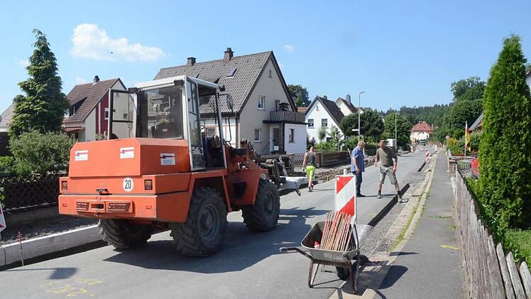 In der Maximilianstraße in Stockheim werden derzeit Bordsteine und Oberflächenentwässerungsrinnen durch Granitsteine ersetzt und dabei werden auch Haus- und Hofeinfahrten angepasst.  Foto: Karl-Heinz Hofmann