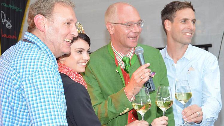 Veranstalter Joachim Krohn (rechts), Martin Rassau (2. v. r.) Bernhard Ottinger (links) und Weinkönigin Kristin Langmann.  Foto: Peter Rauch