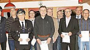 Viele langj&auml;hrige Mitglieder wurden bei der Hauptversammlung mit Treuenadeln und Urkunden ausgezeichnet.  Foto: Michael Stelzner