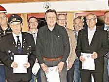 Viele langjährige Mitglieder wurden bei der Hauptversammlung mit Treuenadeln und Urkunden ausgezeichnet.  Foto: Michael Stelzner