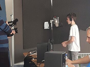"Achtung, Aufnahme": Voll konzentriert singt Dominik Foster (Mitte) seinen Text ein. Links Dennis Steib von "VDSIS" an der Kamera, rechts Timm Fütterer, der ausführende Produzent und Postproduction. Foto: Ralf Naumann