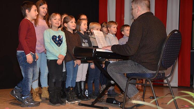 Mit schönen, fröhlichen Liedern umrahmte der Kinderchor Johannisthal unter Leitung von Michael Bauer den Landfrauentag.