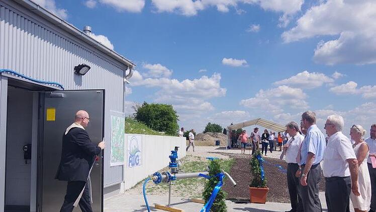 Pfarrer Sven Raube segnete den Hochbehälter.Heike Schülein