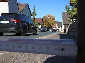 Der Gehsteig in Oesdorf misst nur 60 Zentimeter. Foto: Josef Hofbauer