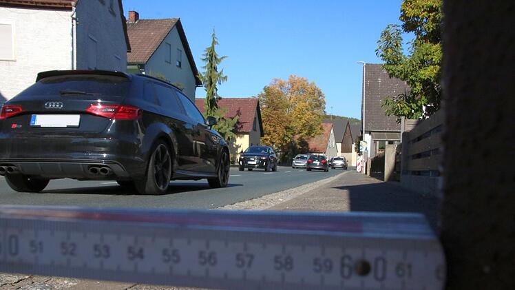 Der Gehsteig in Oesdorf misst nur 60 Zentimeter. Foto: Josef Hofbauer