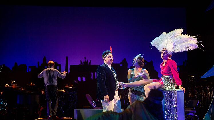 Turbulent und unterhaltsam: Szene aus Eduard Künnekes Operette "Der Vetter aus Dingsda" am Landestheater Coburg.Foto: Sebastian Buff