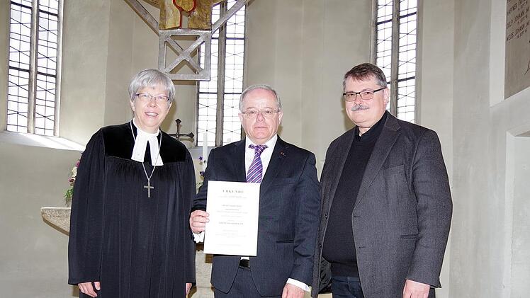 Landeskirchenmusikdirektor Ulrich Knörr (rechts) zeichnete Maris Popp zum Kirchenmusikdirektor aus. Der Stolz darüber in Kronach und insbesondere auch von Dekanin Dorothea Richter ist groß.Heike Schülein