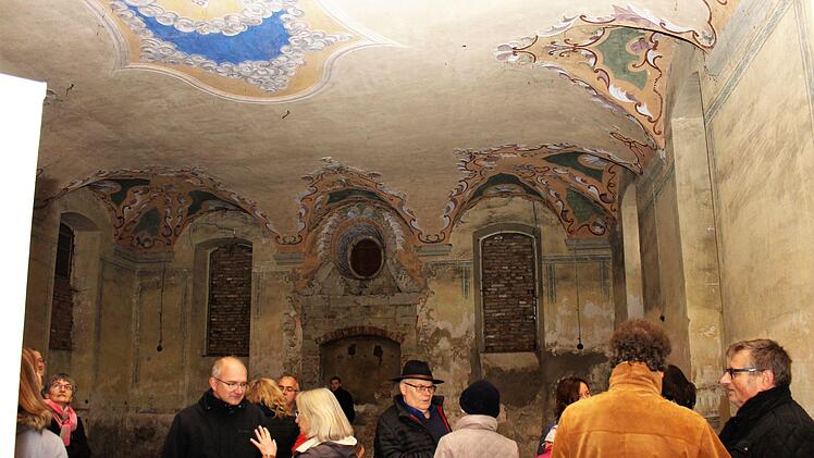 In der Synagoge beeindruckte vor allem die Stuckdecke die Besucher beim  Tag der offenen Tür.  Foto: Evi Seeger