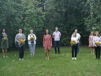 Das Bild zeigt hinten (von links): Cornelia Zauritz, Cordula Firnstein-Damm, Bernhard Jeßberger, Florian Hacker und Ulrike Zettelmeier, vorne von links: Alexandra Engelhardt, Stefanie Mayr-Leidnecker, Susanne Kirster und Stefanie Backert. Foto: Corinna Tübel