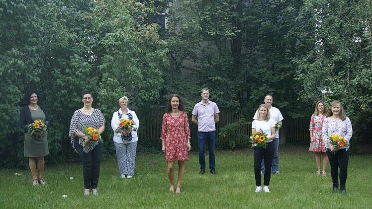 Das Bild zeigt hinten (von links): Cornelia Zauritz, Cordula Firnstein-Damm, Bernhard Jeßberger, Florian Hacker und Ulrike Zettelmeier, vorne von links: Alexandra Engelhardt, Stefanie Mayr-Leidnecker, Susanne Kirster und Stefanie Backert. Foto: Corinna Tübel