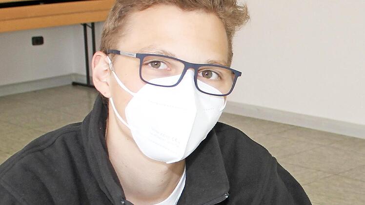 Jannik Ramming wertet die Tests aus und sorgt dafür, dass die Probanden das Ergebnis aufs Smartphone bekommen. Doch nächste Woche wird er wieder im Freibad Dienst leisten.