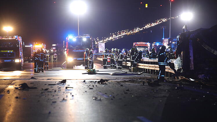 Kreis Ansbach: Gefahrgut-Alarm auf der A6: Tanklaster umgekippt - Autobahn stundenlang gesperrt