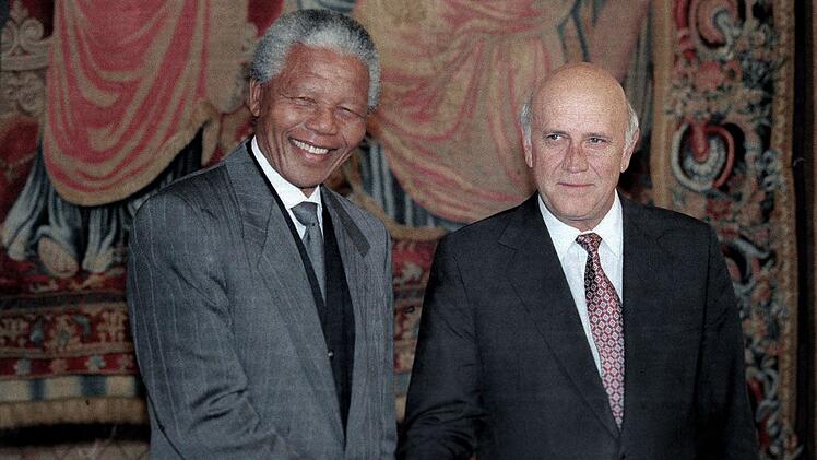Nelson Mandela (links) und Südafrikas Präsident Frederik Willem de Klerk erhielten 1993 den Friedensnobelpreis für ihre Bemühungen um einen friedlichen Übergang von der Apartheid zu einer freien Gesellschaft in Südafrika.
alt