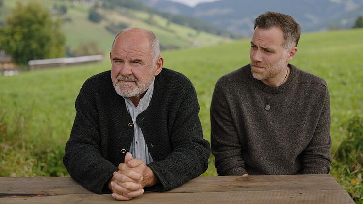 Jakob Reindl (Bernhard Piesk, rechts) macht sich Sorgen um seinen Vater Andreas Reindl (August Schm&ouml;lzer).