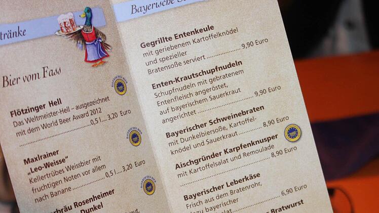 Im Biergarten in der Bayernhalle standen erstmals Karpfenchips auf der Speisekarte. Foto: Andreas Dorsch