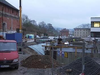 Auf dem Campus hinter dem Coburger Hofbrauhaus wird an der Tiefgarage gearbeitet. 21 Stellplätze entstehen dort. Viel zu wenig, finden die Mitglieder des Bau- und Umweltsenats, zumal durch den Bau des neuen Wohnheims weitere Parkplätze wegfallen werden. Foto: Ulrike Nauer