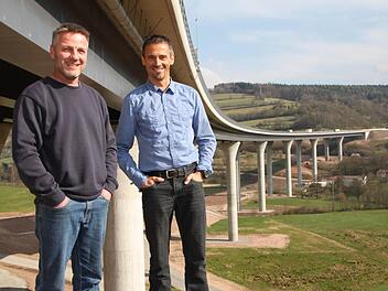 Bauleiter Hartmut Metz (rechts) und Bauaufseher Mario Urschlächter stehen am Widerlager Fulda. Im Dezember 2012 wurde die erste Spur für den Verkehr freigegeben. Foto: Ulrike Müller