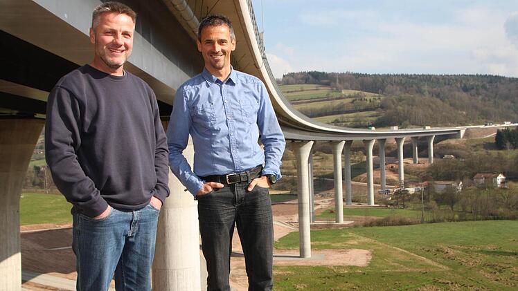 Bauleiter Hartmut Metz (rechts) und Bauaufseher Mario Urschlächter stehen am Widerlager Fulda. Im Dezember 2012 wurde die erste Spur für den Verkehr freigegeben. Foto: Ulrike Müller