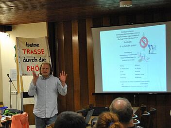 Ingo Queck (stehend) referierte gemeinsam mit Gerhard Schumm in Riedenberg zum Thema Südlink und die Möglichkeiten eines gemeinsamen Widerstandes. Foto: Evelyn Schneider