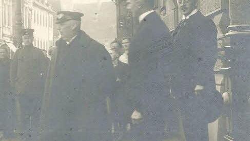 Polizeikommissar Hans Schiffner( links) in den 20-iger Jahren vor der Treppe der Täffner-Villa, Kressenstein 17. Rechts auf der Treppe Spinnerei-Direktor Fritz Hornschuch. Foto: Kulmbacher Stadtarchiv