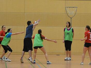 Redakteur Benjamin Kemmer (Dritter von links) beim Korbball-Schnuppertraining in Bergrheinfeld. Fotos: Ronald Rinklef